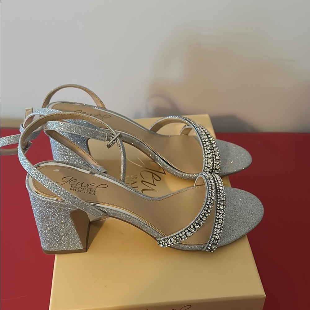 Dazzling and Elegant Silver Rhinestone
Heels . Brand - Jewel Badgley Mischka - Picture 4 of 8